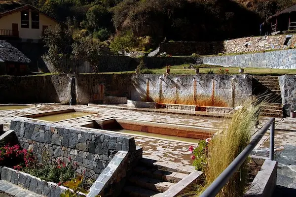 What are the health benefits of the lares hot springs