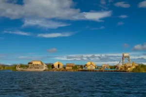 Isla de los Uros descubre la magia flotante del lago Titicaca