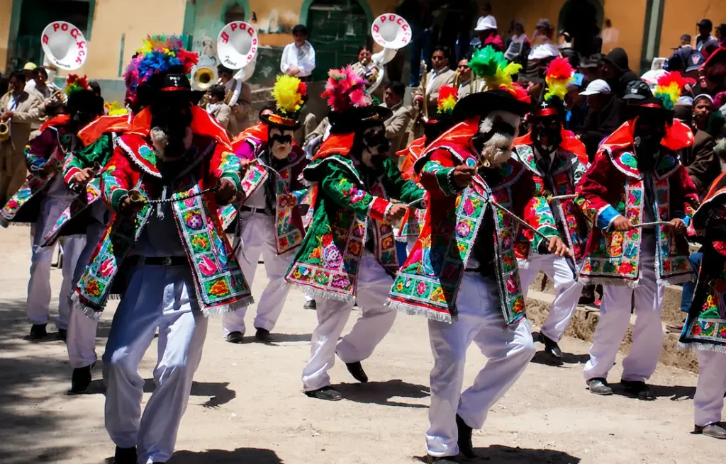 ¿Cómo es la vestimenta de las danzas típicas de la sierra peruana