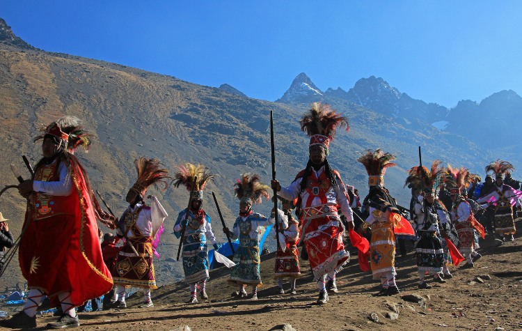 Danzantes andinos en el festival Qoyllur Rit’i