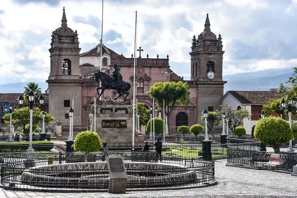Vista de la catedral y la Plaza de Armas en Ayacucho, Perú