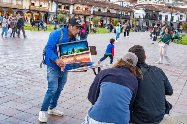 Pareja en Plaza de Armas de Cusco