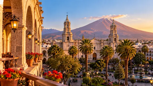 Arequipa en septiembre con el volcán Misti y su centro histórico